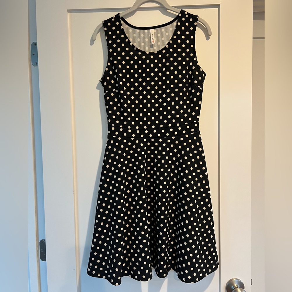 Gilli sleeveless polka dot dress in black and white